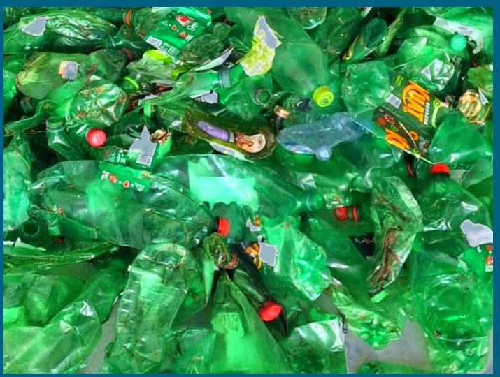Garrafas PET verdes recuperadas